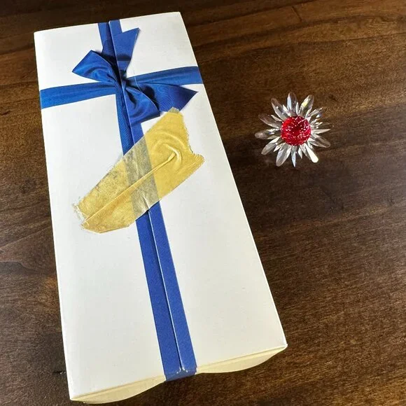 RETIRED Swarovski 2000 Society Member Renewal Gift - Red Daisy/Marguerite - Picture 4 of 4